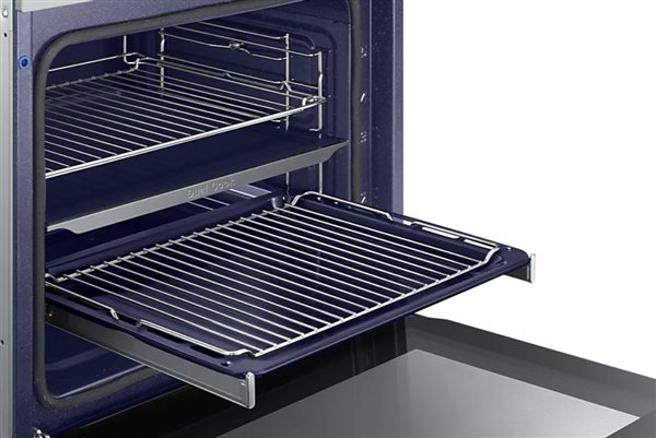 Interior de un horno con dos rejillas metálicas, una extraída. Interior azul.