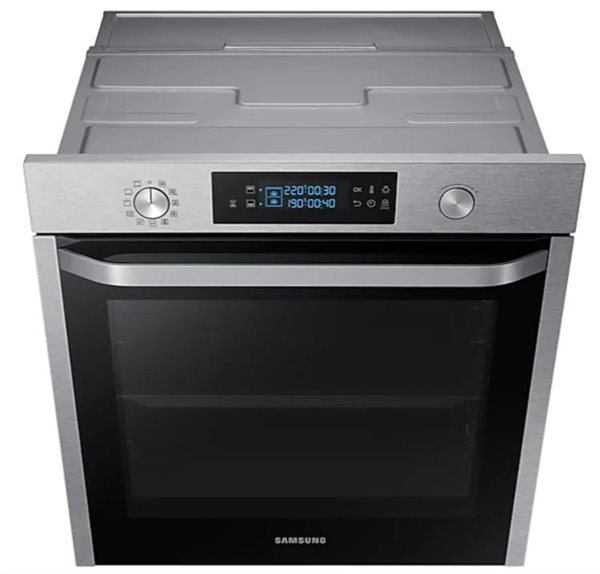 Horno plateado con pantalla digital y puerta de vidrio negro.