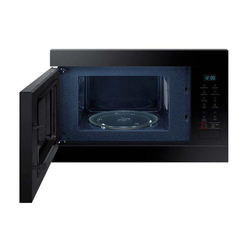 Microondas negro con puerta abierta, interior con plato de vidrio. Panel de control a la derecha.