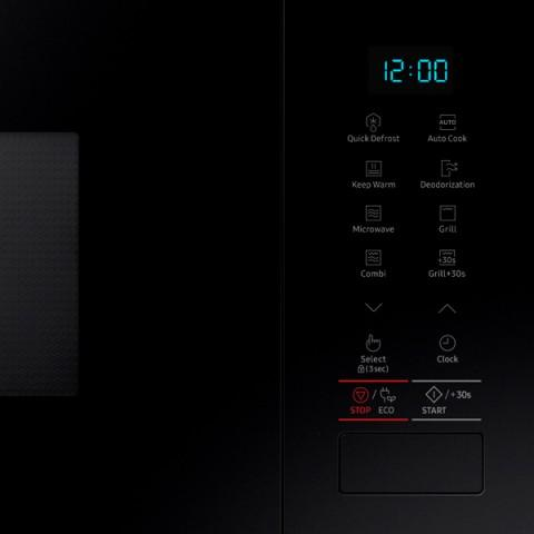 Panel de control de microondas negro con pantalla.