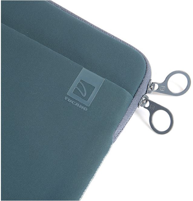 Türkisfarbene Laptop-Hülle mit Reißverschluss und dem Tucano-Logo.