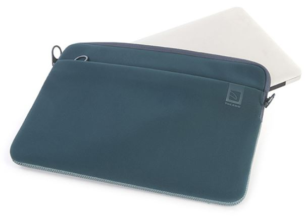 Eine teal-farbene Laptoptasche mit einem Laptop darin, auf weißem Hintergrund.