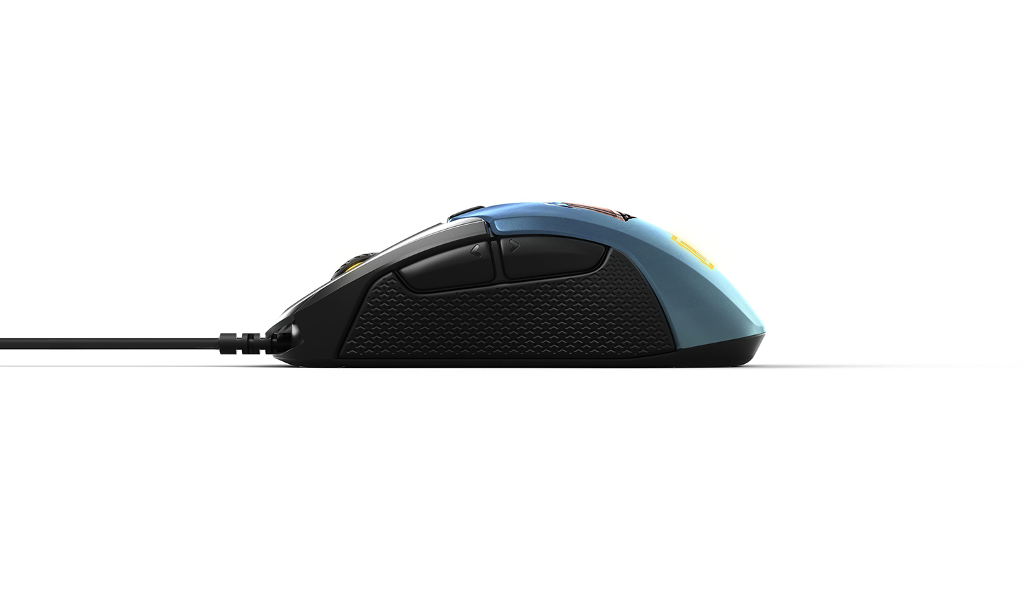 Blauwe en zwarte gamingmuis met een zijaanzicht.