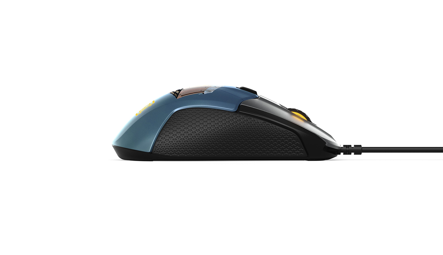 Gamingmuis, zijaanzicht, blauw en zwart. Zwarte getextureerde grip, kabel aangesloten. Witte achtergrond.