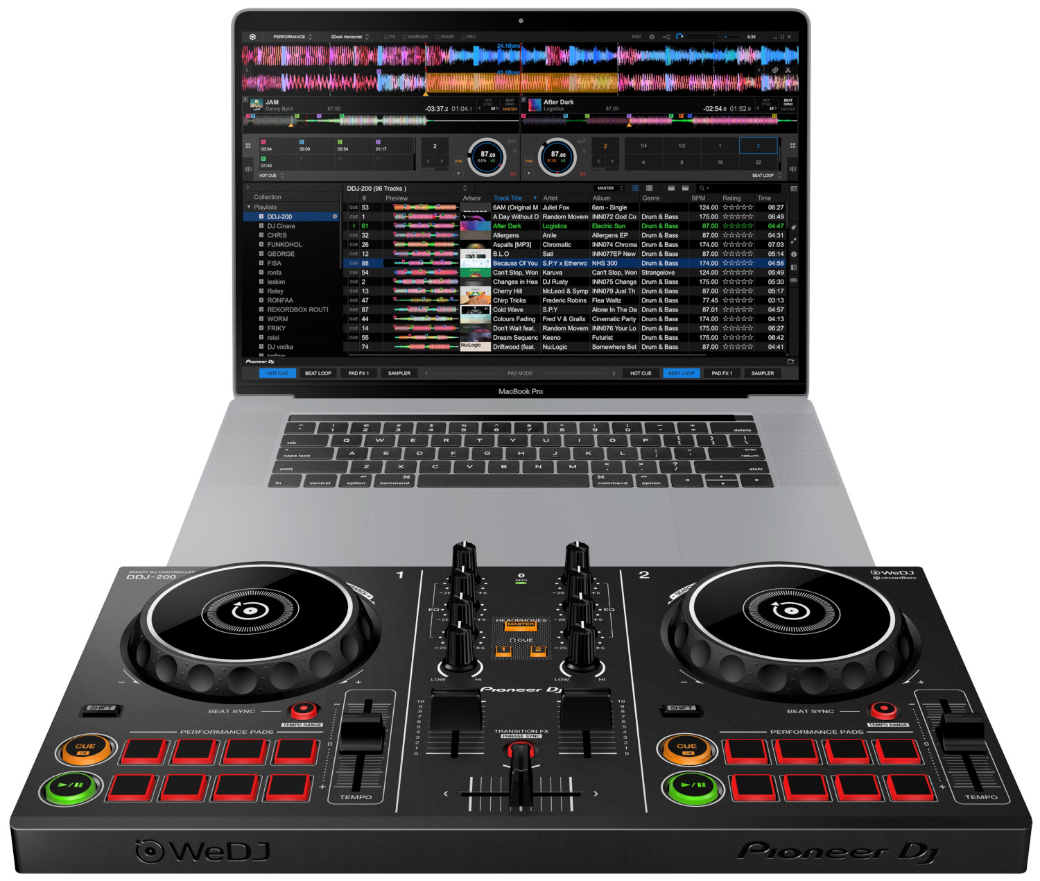 Een DJ-controller met een laptop met muzieksoftware. De controller heeft twee draaitafels en knoppen.