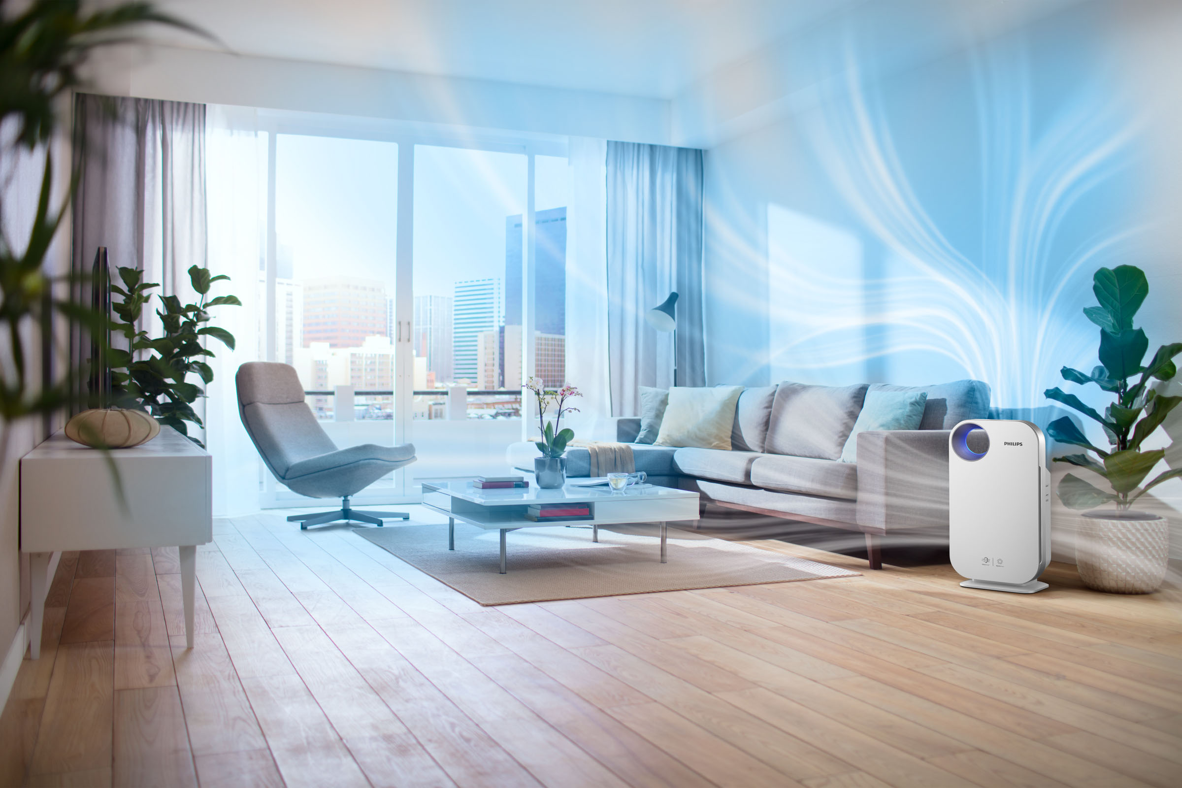 Ein Wohnzimmer mit Luftreiniger, Sofa und Fenster. Blaues Licht strahlt vom Reiniger aus.