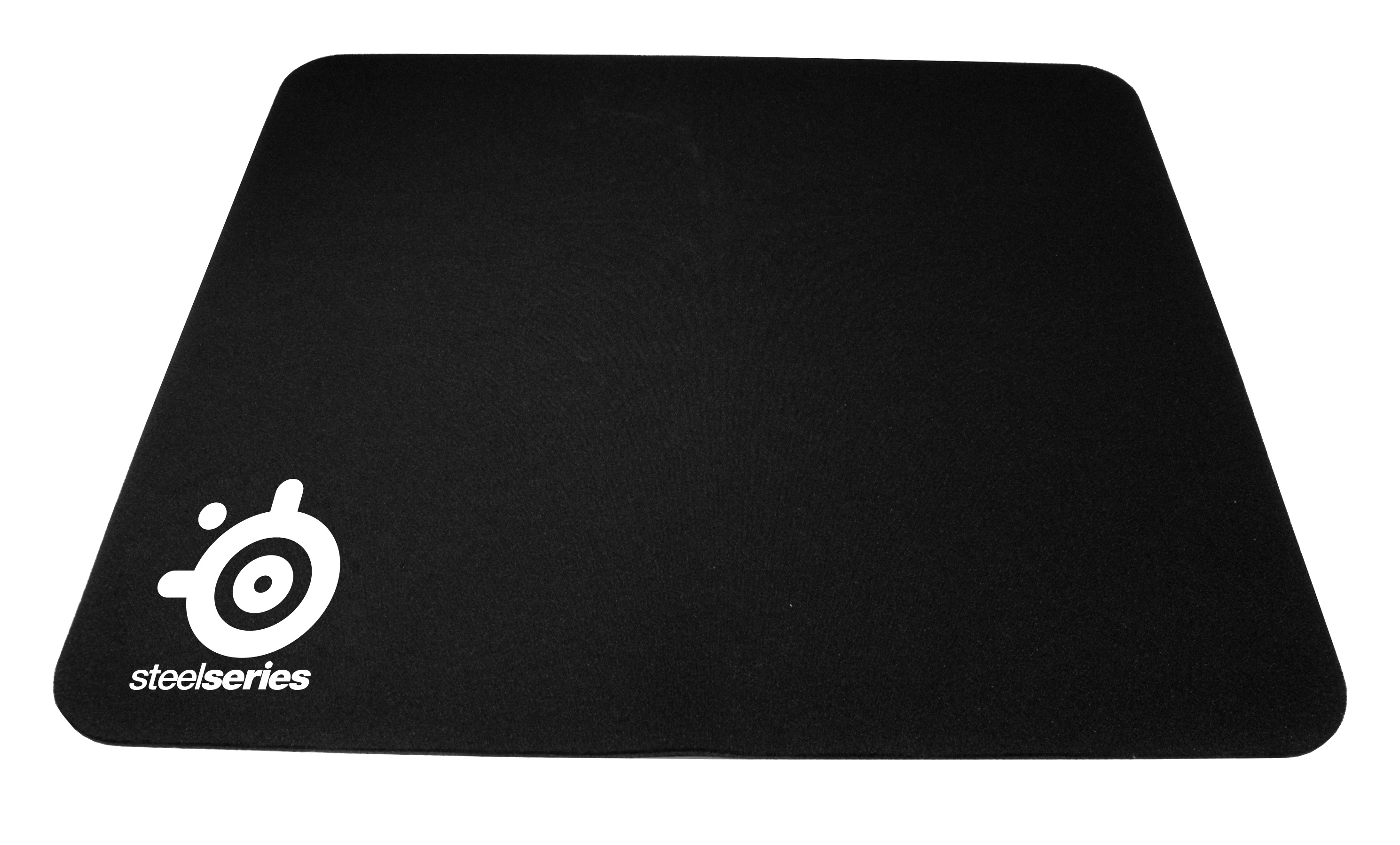 Beyaz bir arka plan üzerinde sol alt köşede beyaz bir logoya sahip siyah bir SteelSeries mousepad.