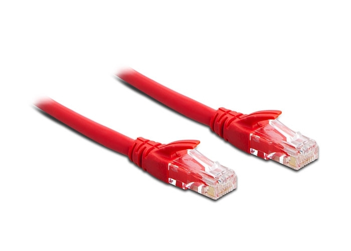 Konnektörlü iki kırmızı Ethernet kablosu. Beyaz zemin.