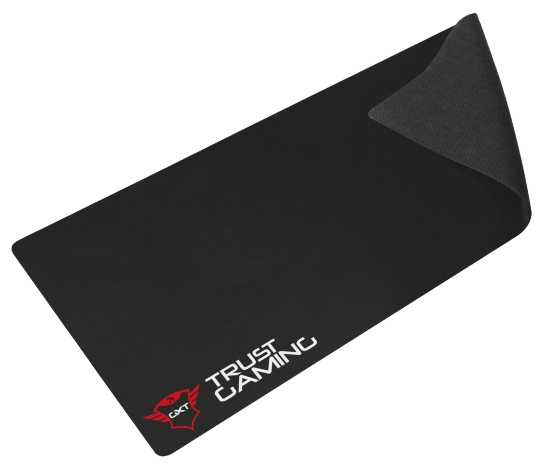 Kırmızı logolu siyah oyun mousepad'i. Köşesi katlanmış.