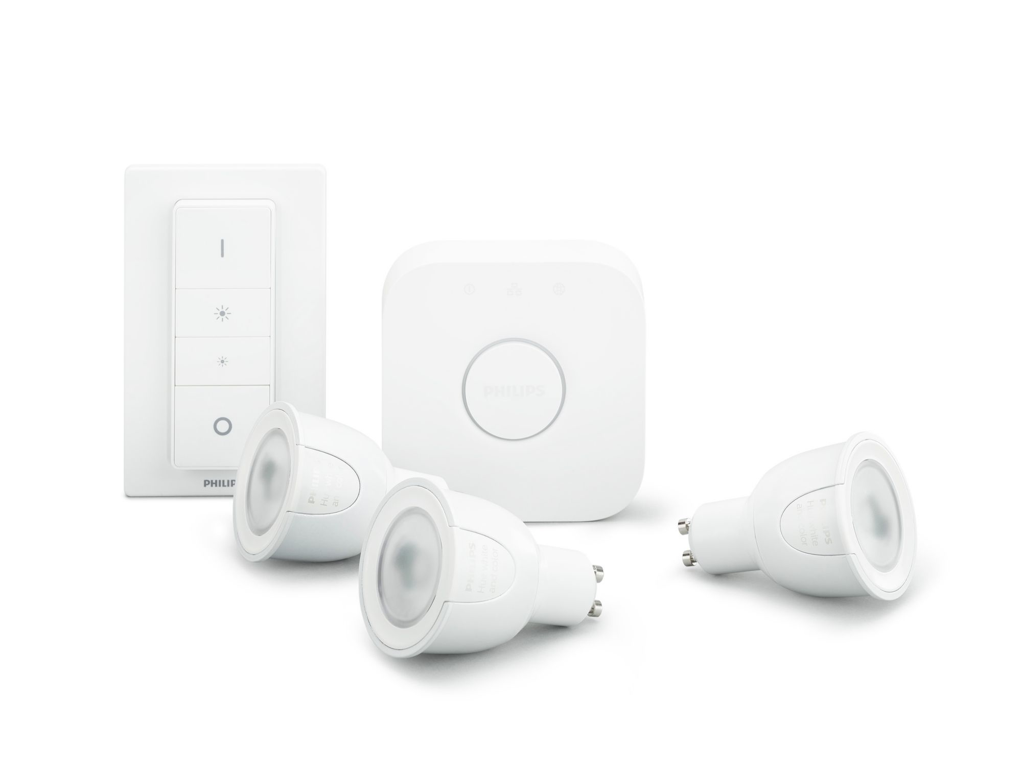 Beyaz Philips Hue akıllı aydınlatma seti: anahtar, köprü ve spot lambalar.