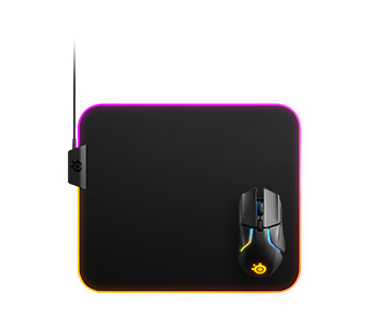 RGB ışıklı siyah bir mousepad üzerinde siyah bir fare. Mousepad'in bir köşe etiketi var.
