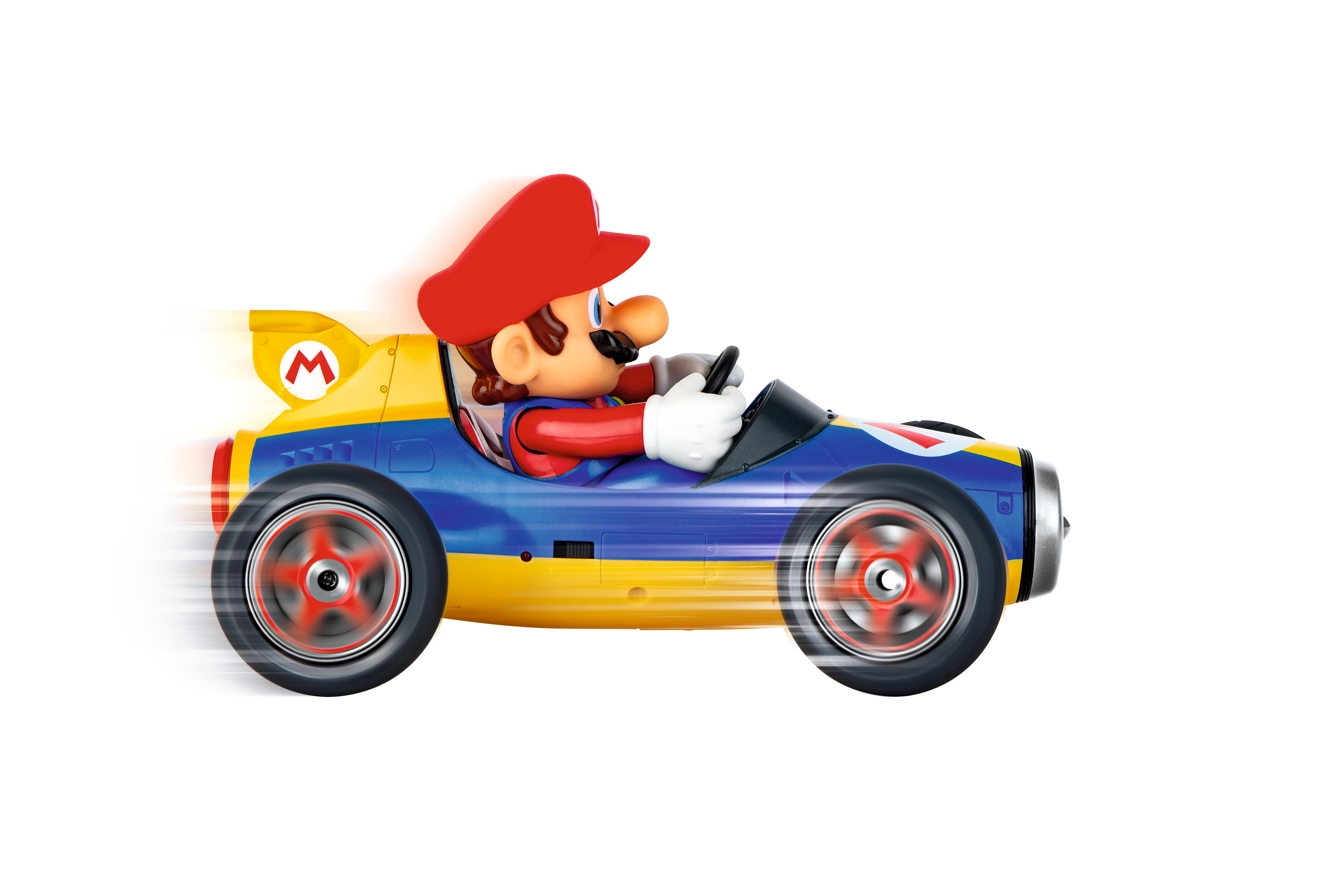 Mario in einem Rennwagen, rote Kappe, blau-gelbes Auto, Bewegungsunschärfe an den Rädern. Weißer Hintergrund.