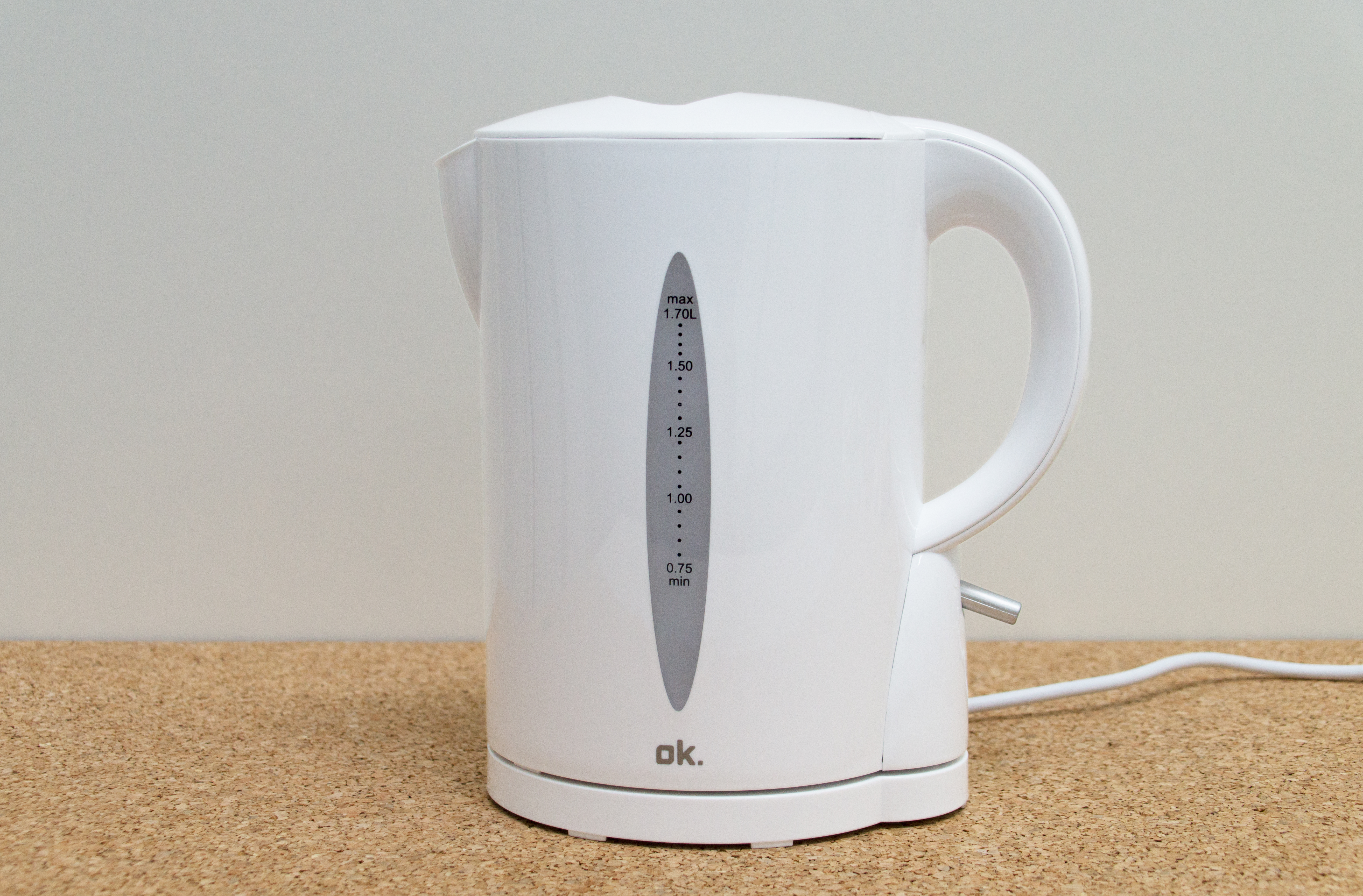 Bollitore elettrico bianco con manico curvo e indicatore del livello dell'acqua visibile.