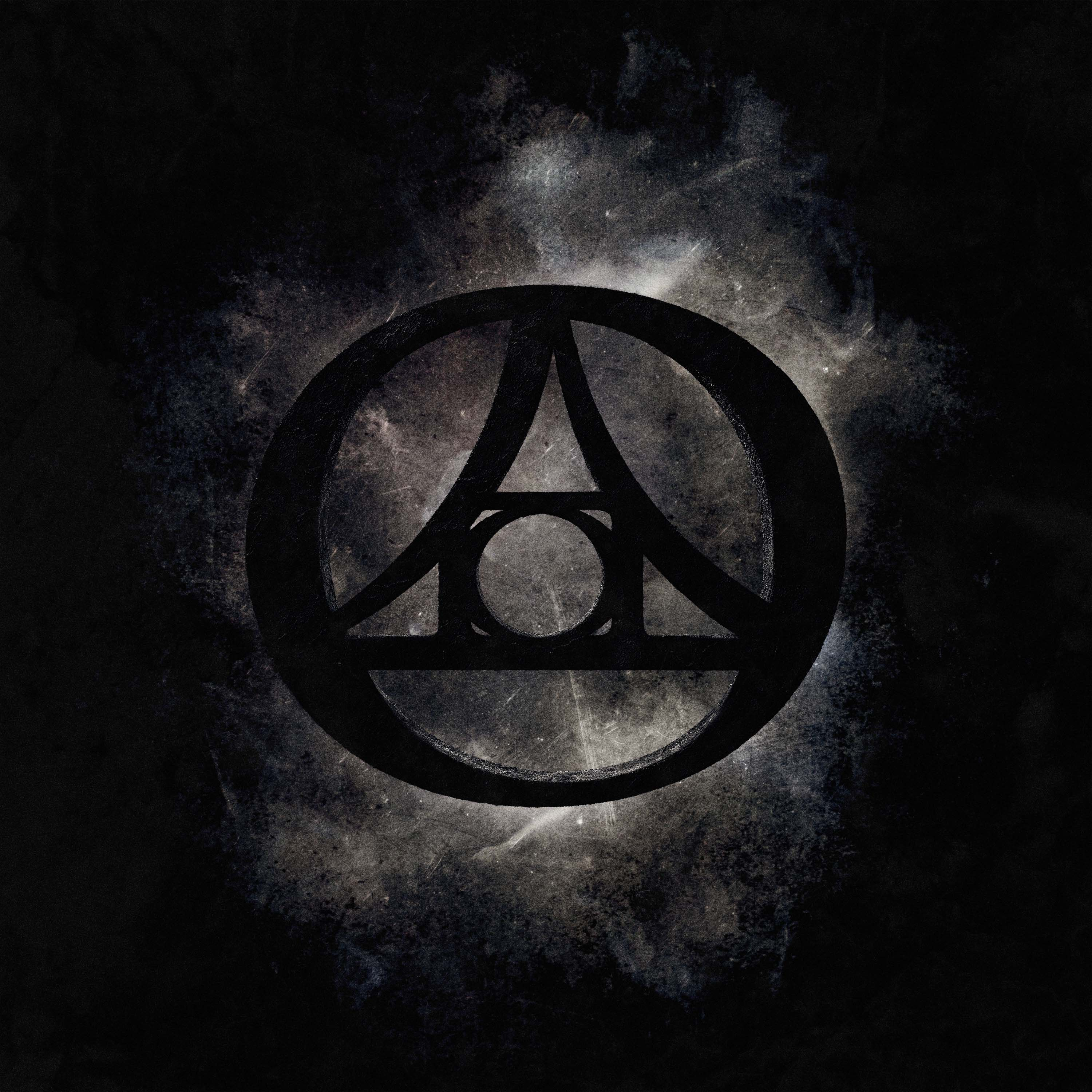 Abstraktes Bild mit dunklem Hintergrund und zentraler Kreisform. Die Form enthält ein inneres geometrisches Design.