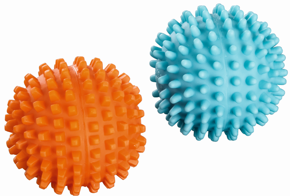 Zwei Massagebälle, einer orange, einer blau, mit Stacheln.