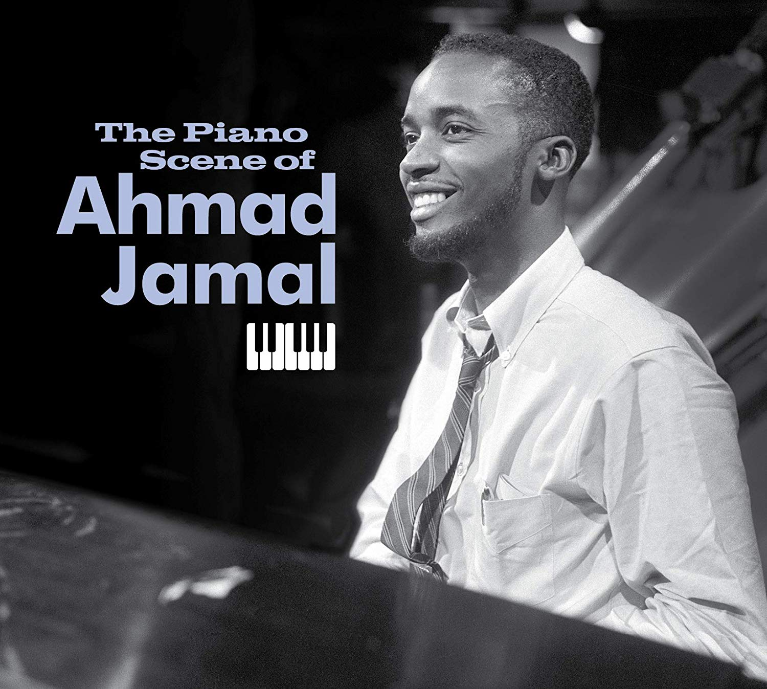 Album borító. Férfi mosolyog a zongoránál. Cím: Ahmad Jamal zongorajelenete. Fekete-fehér fotó.
