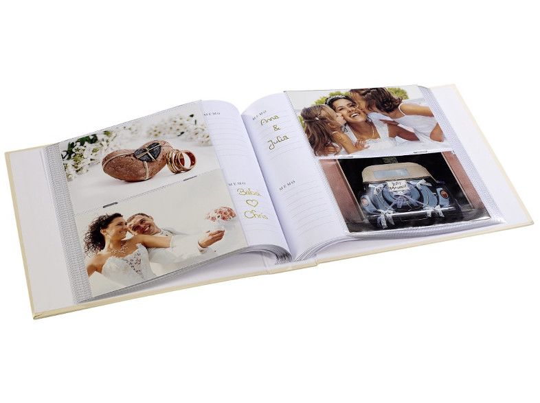 Nyitott esküvői album, pár, gyűrűk és autó fotói.