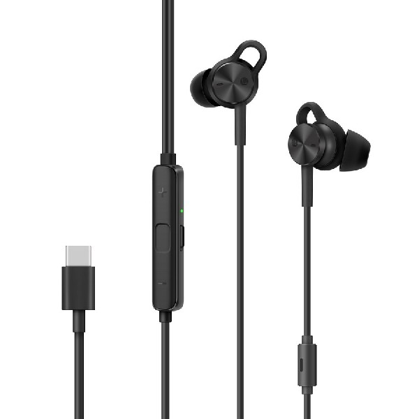 Auriculares internos negros con conector USB-C y controlador, sobre un fondo blanco.