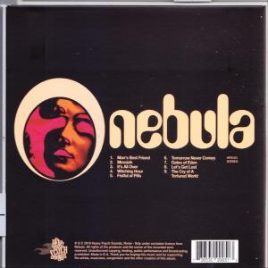 Rückseite eines CD-Hüllen. Es ist schwarz mit dem Wort 'Nebula' und Titellisten.