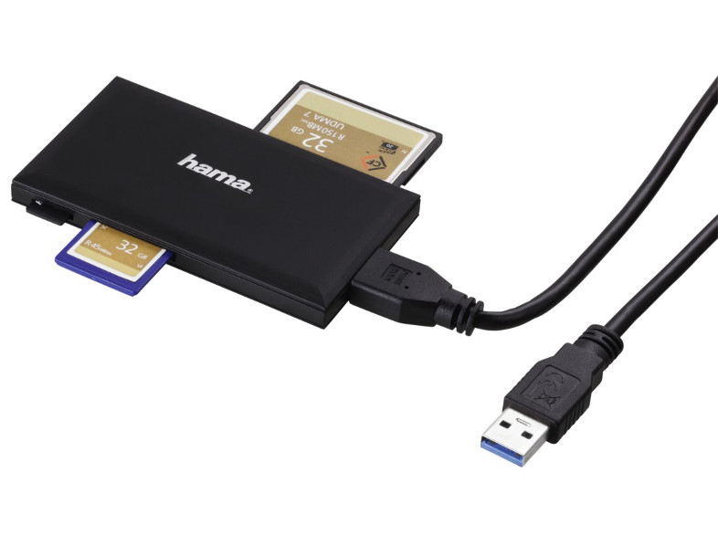 Egy fekete kártyaolvasó SD és CF kártyákkal, USB kábellel csatlakoztatva. Fehér háttér.
