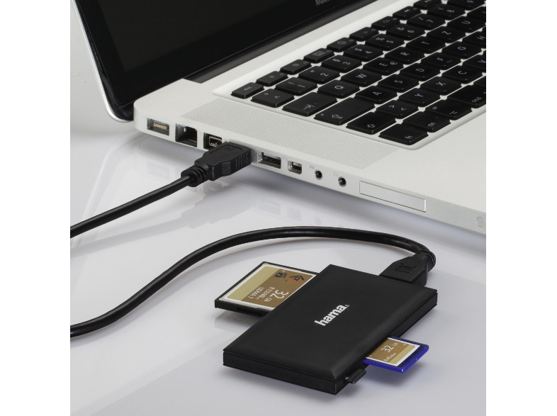 Fekete kártyaolvasó egy laptophoz csatlakoztatva. A kártyaolvasóban két kártya van.