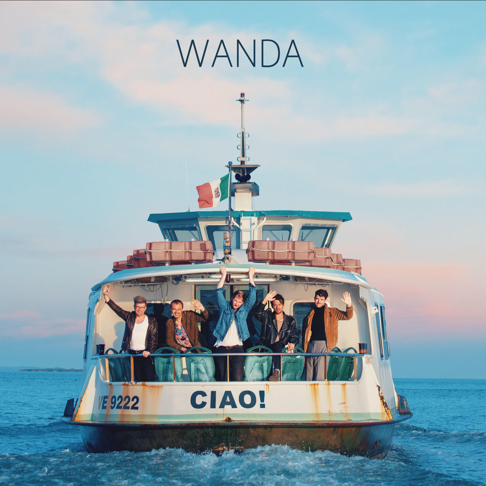 Eine Fähre mit einer Band an Bord, die in die Kamera winkt, und das Wort 'CIAO!'