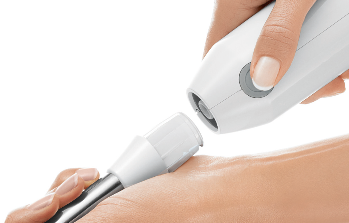 Hände, die einen weißen Stabmixer zusammenbauen.