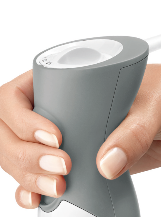 Eine Hand, die einen grauen Stabmixer hält. Die Hand hält den oberen Teil des Mixers.