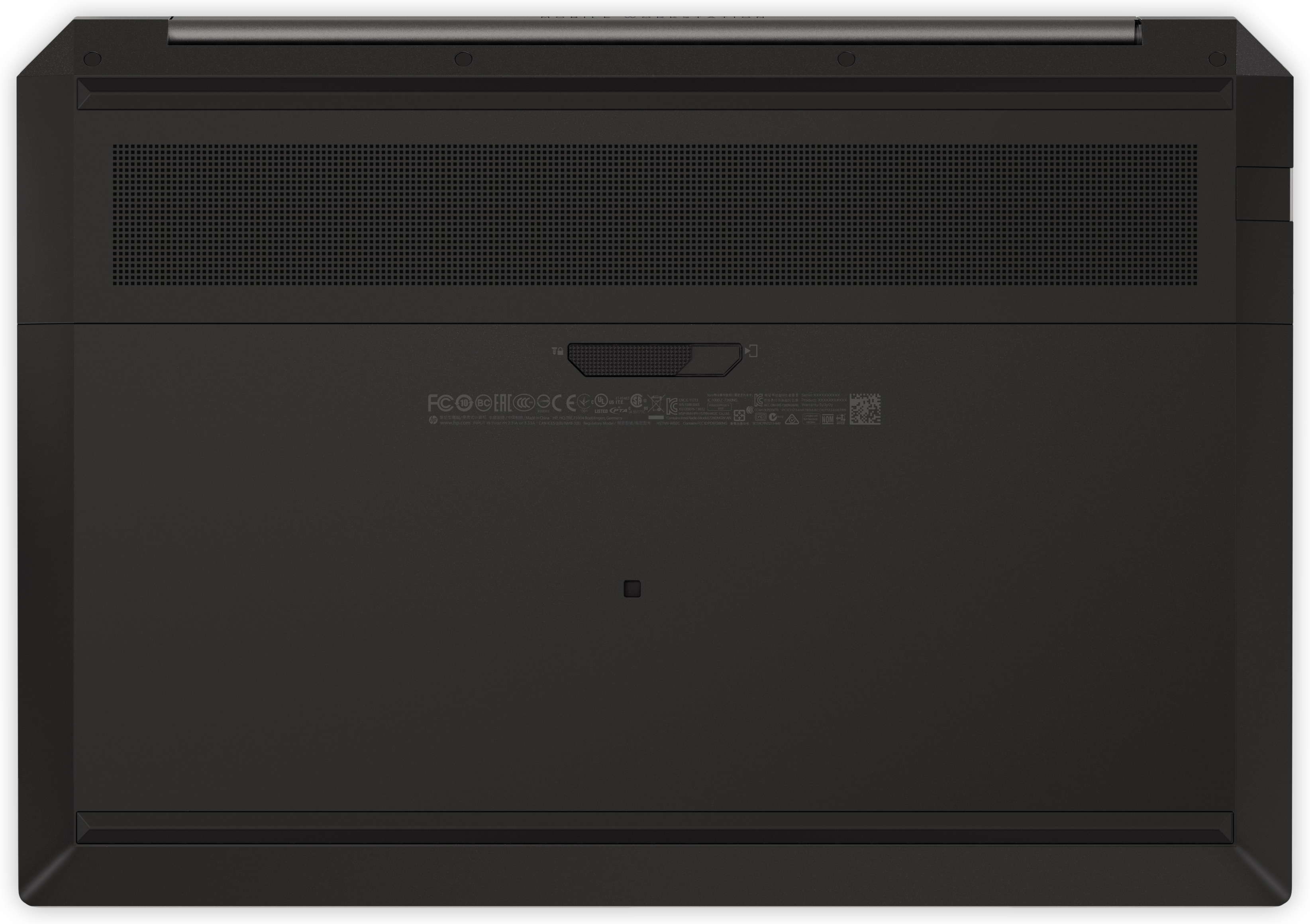 Unteransicht eines schwarzen Laptops mit Lüftungsschlitzen, Etiketten und Anschlüssen.