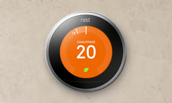 Ronde Nest-thermostaat met oranje display met 20 graden Celsius.