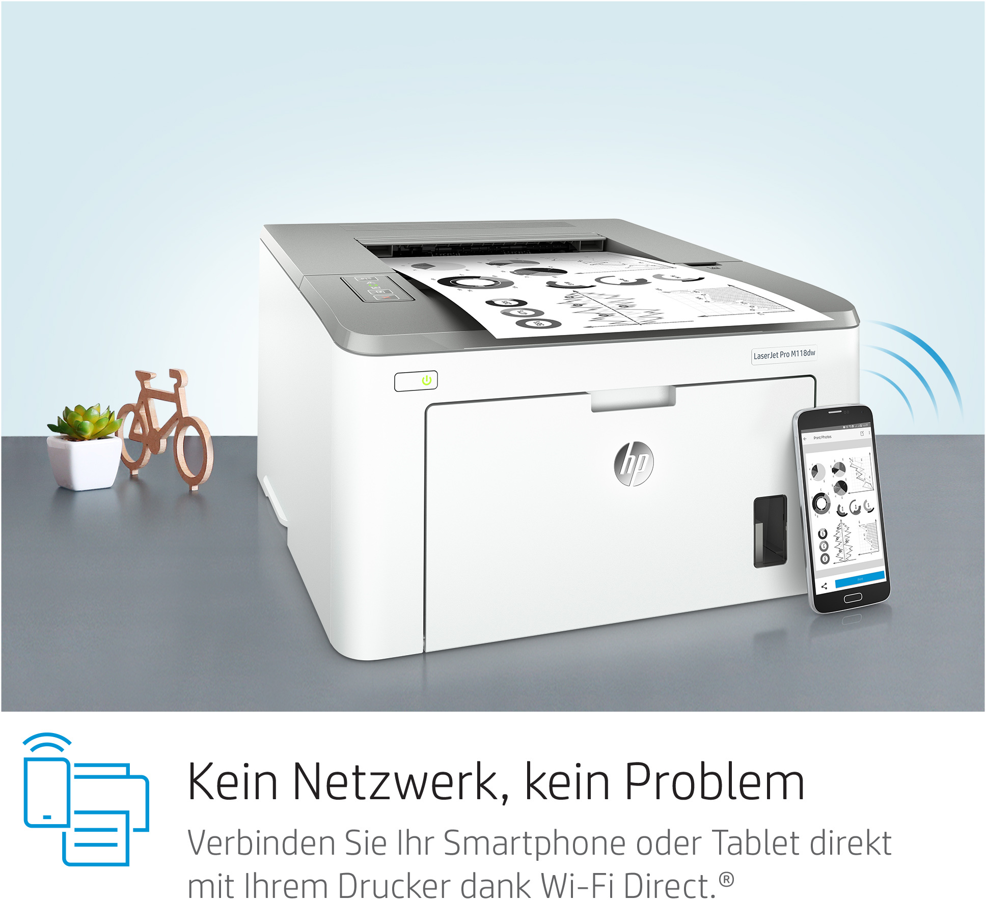 Weißer Drucker mit schwarzem Bildschirm und Smartphone. Der Drucker hat das HP-Logo. Blauer Hintergrund.
