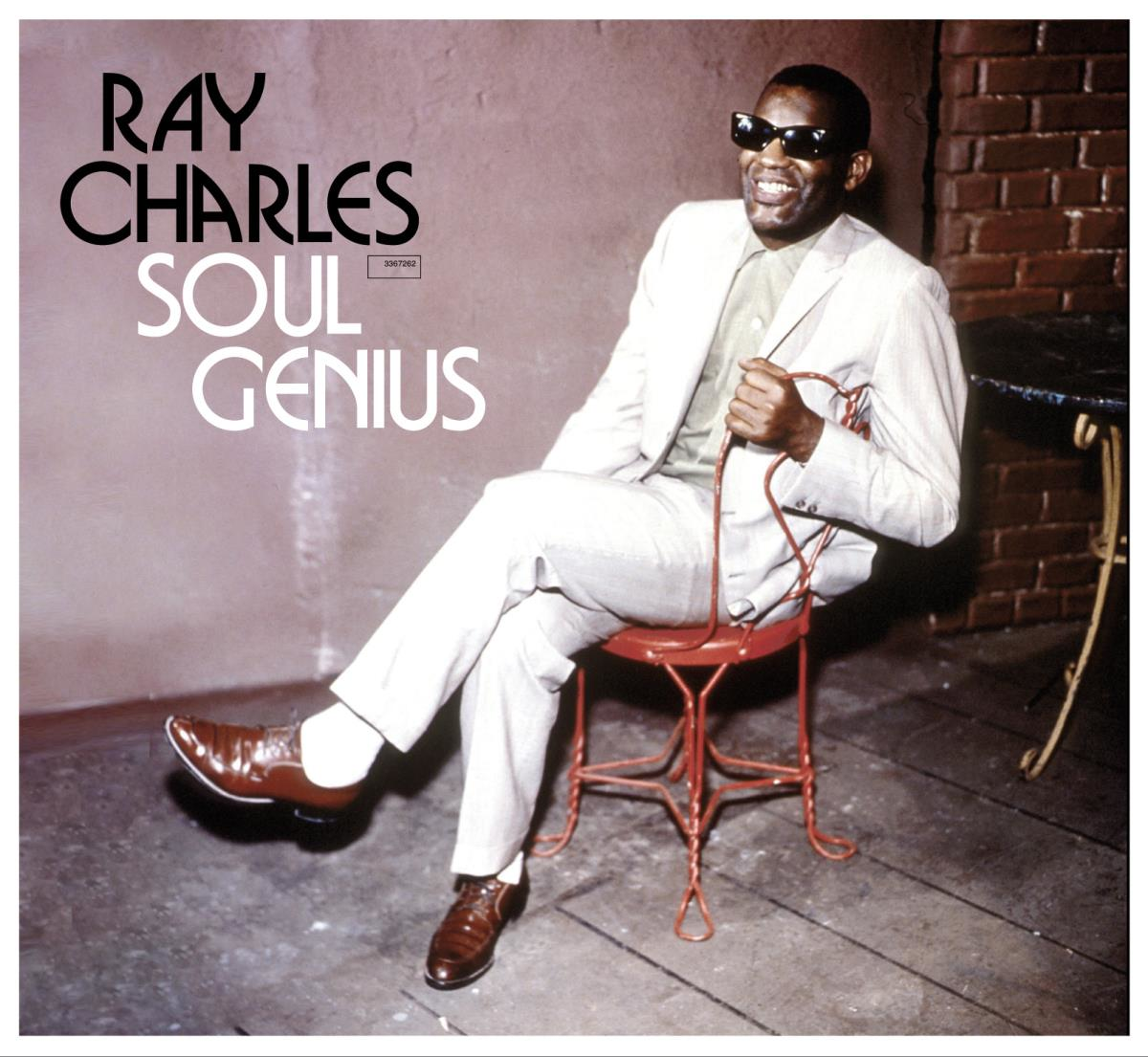 Ray Charles, en costume et lunettes de soleil, assis sur une chaise rouge. Texte : RAY CHARLES SOUL GENIUS.