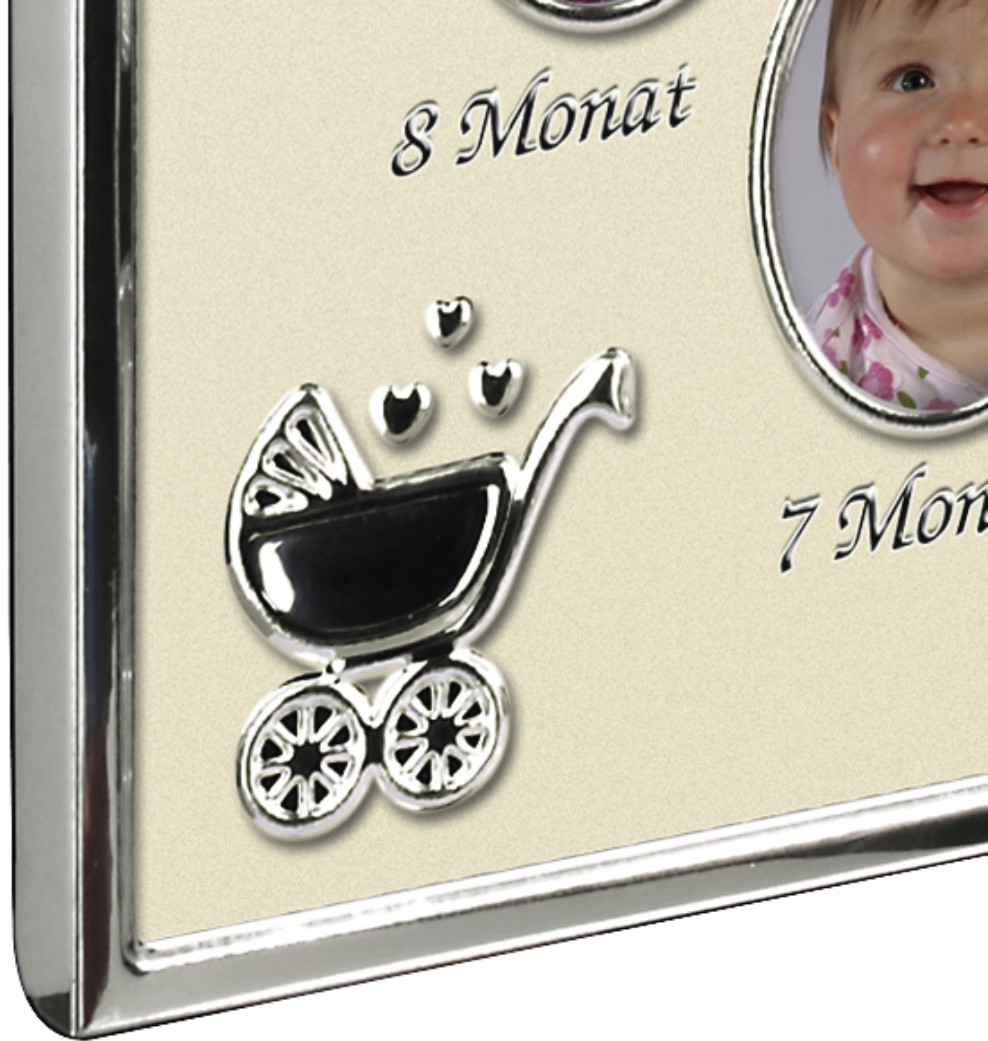 Silberrahmen mit Babyfoto und Kinderwagen-Emblem. Text: "8 Monat" und "7 Monat". Baby lächelt.