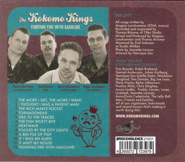 Albumcover mit Bandmitgliedern, Text und brennendem Streichholz. Braun und blau.
