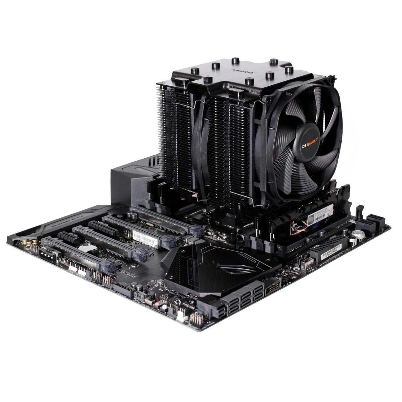 Ein Computer-CPU-Kühler auf einem Motherboard, mit schwarzem Lüfter und Kühlkörper.