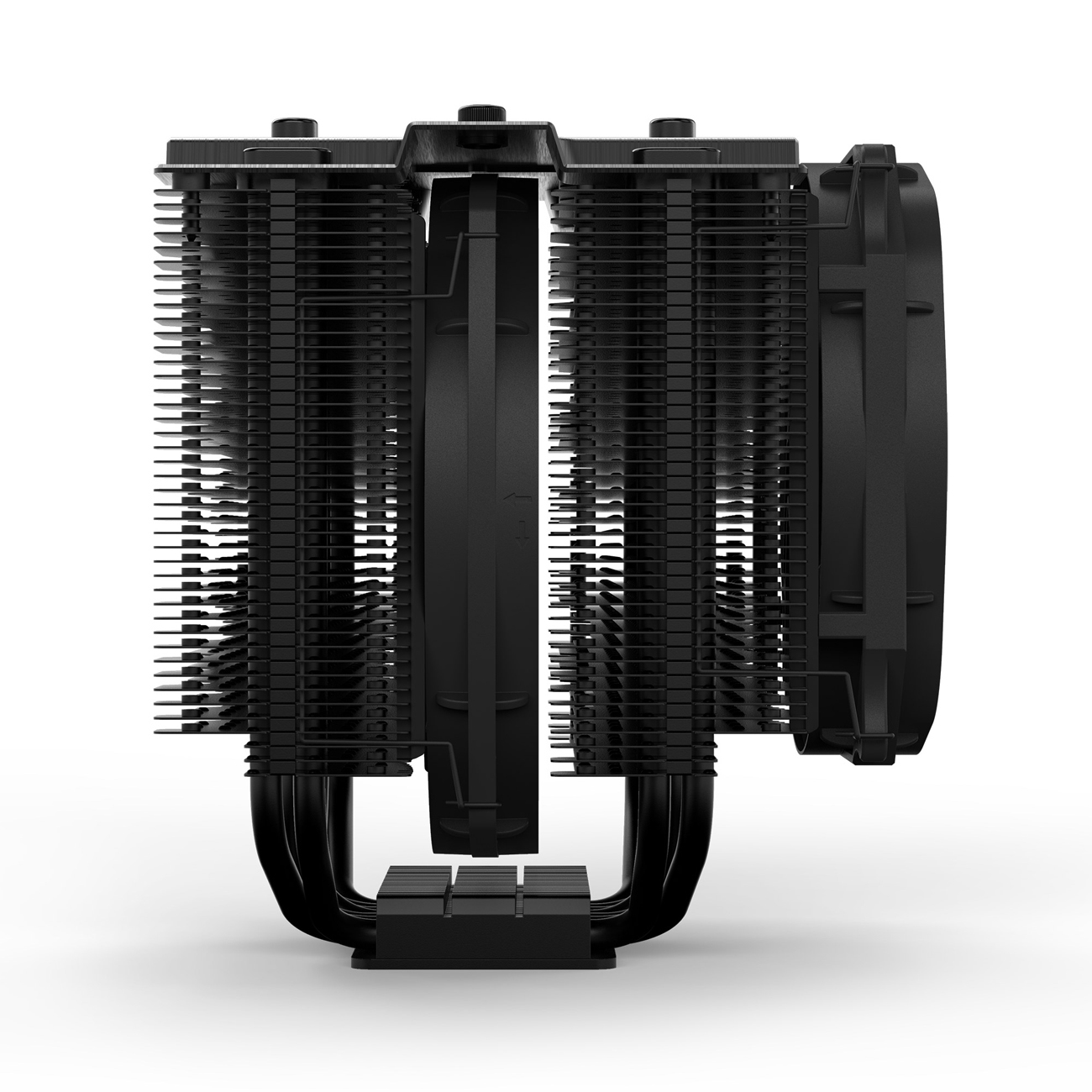 Ein schwarzer CPU-Kühler mit Lamellen und zwei Lüftern, isoliert auf weißem Hintergrund.