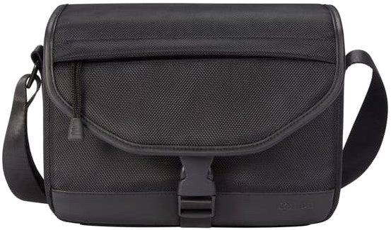 Fekete kameratáska vállpánttal, elülső zsebfedővel és csatos záródással.