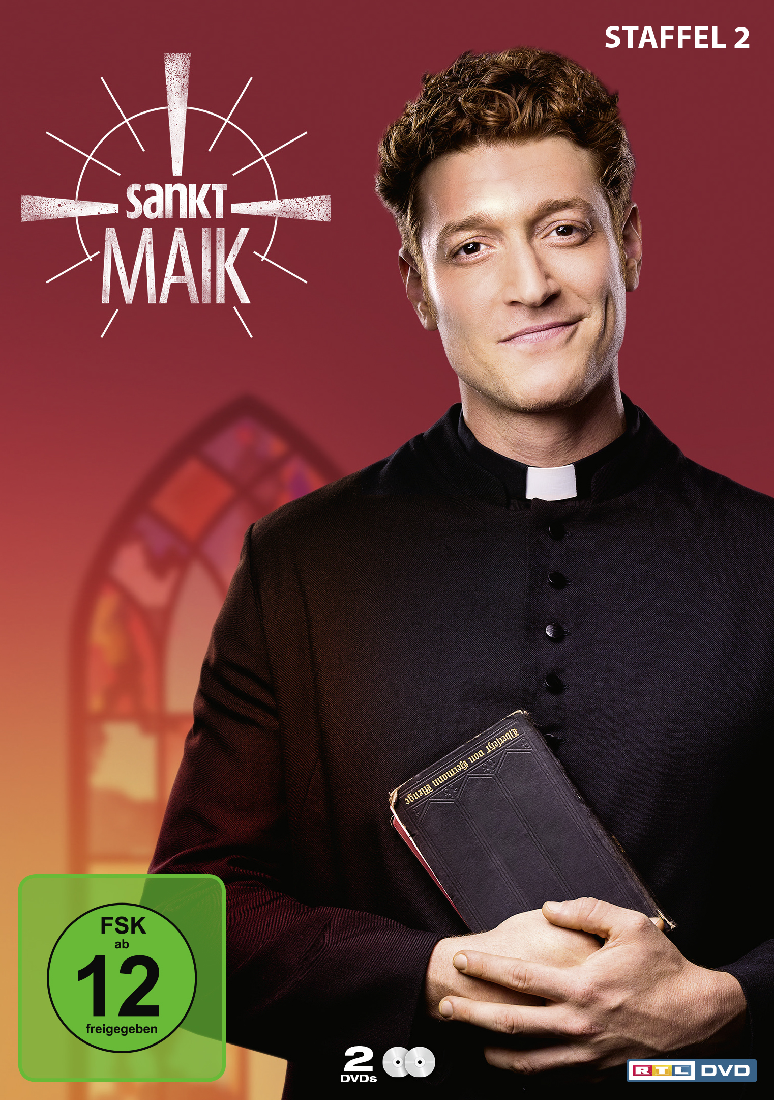 Mann mit schwarzem Kragen hält ein Buch. Ein Kirchenfenster ist im Hintergrund.