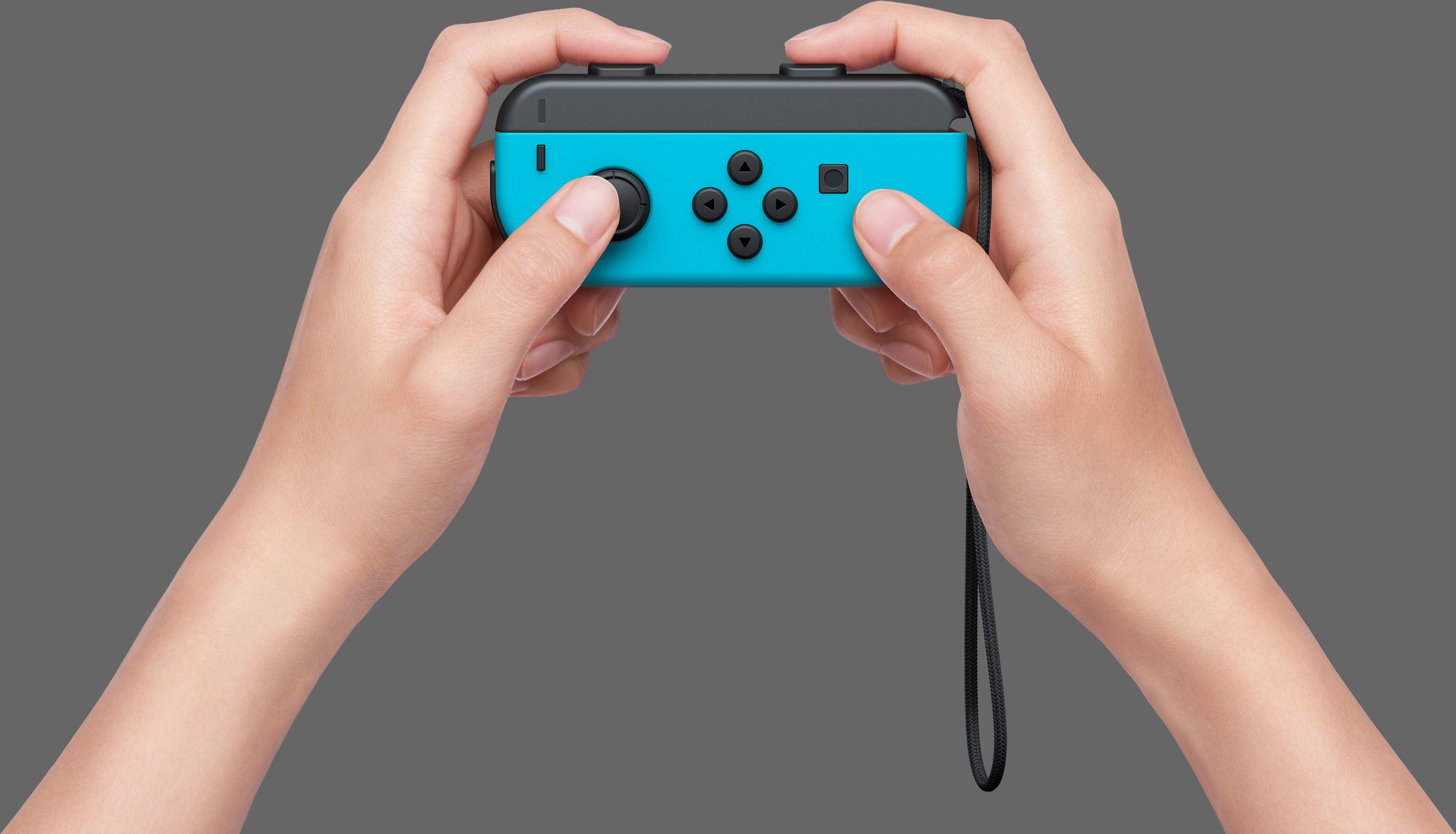 Hände halten blauen Nintendo Switch Controller, Knöpfe deutlich sichtbar.