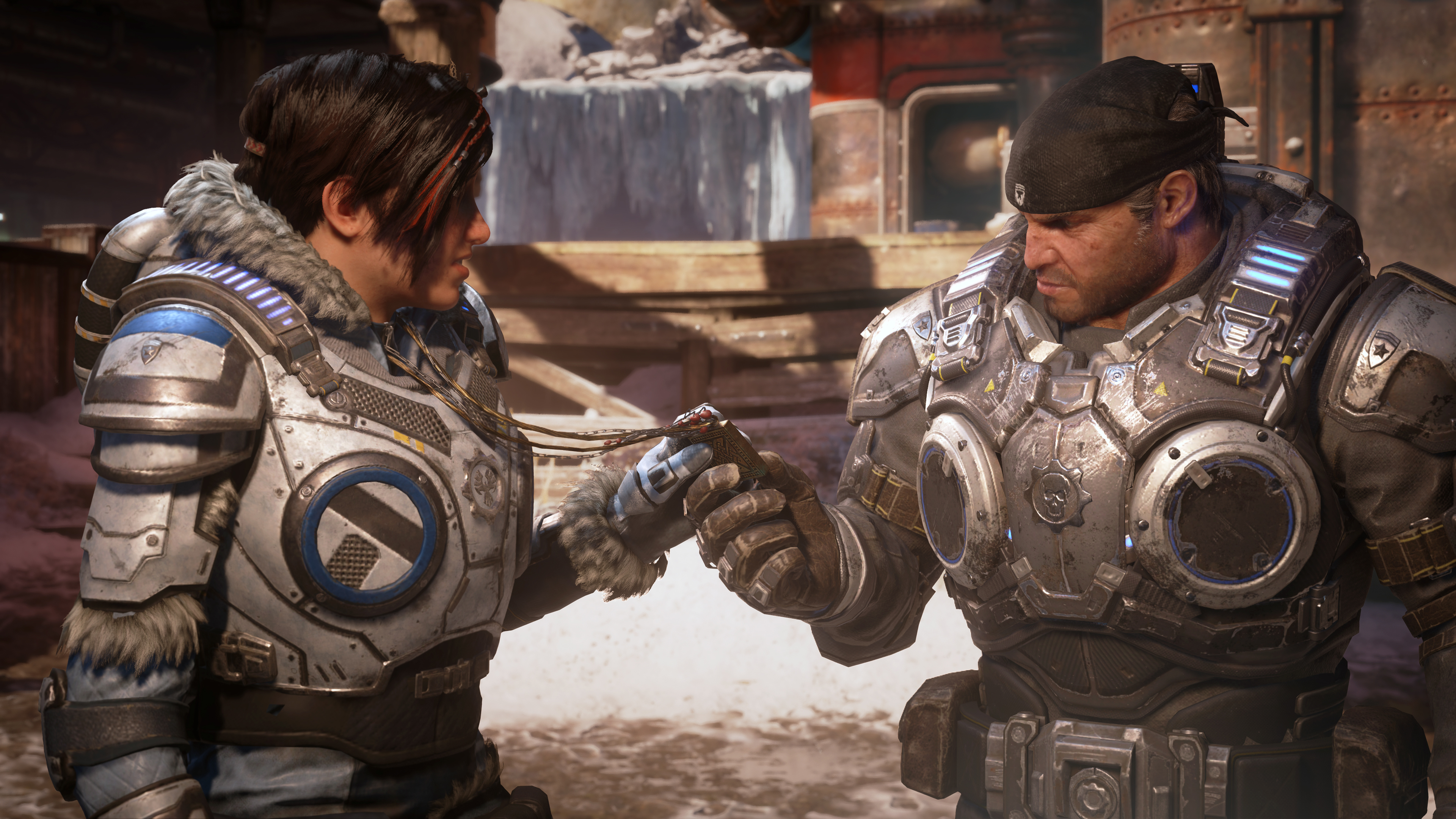 Deux personnes en armure tenant un objet, scène du jeu Gears of War.