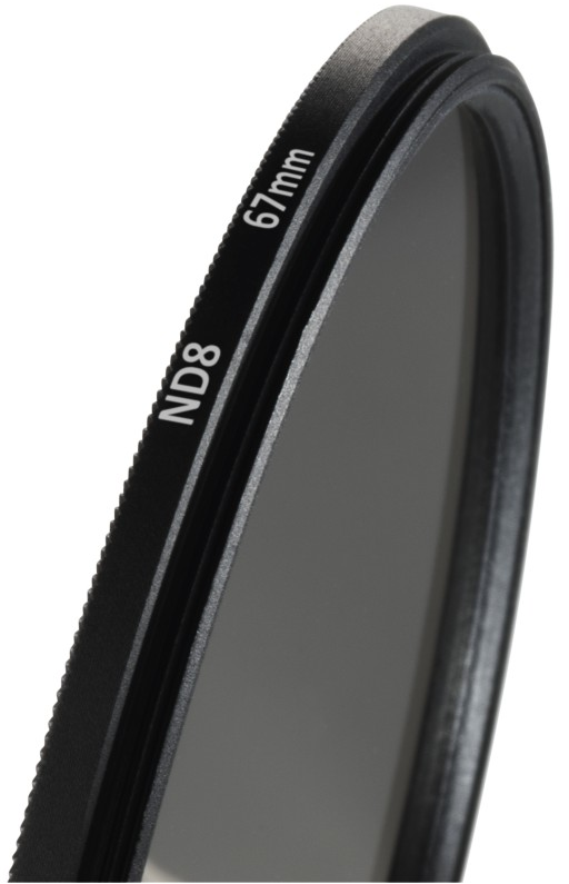 Filtre ND8 67mm. Bord noir avec texte blanc, verre gris. Gros plan sur fond blanc.