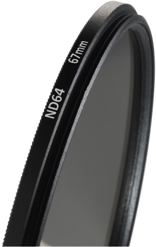 Gros plan sur un filtre ND64 noir avec le texte '67mm'.