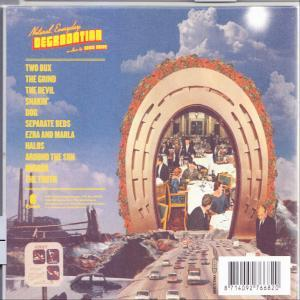Rückseite der CD mit einer surrealen Szene: einer Brücke, Menschen und einem bewölkten Himmel.