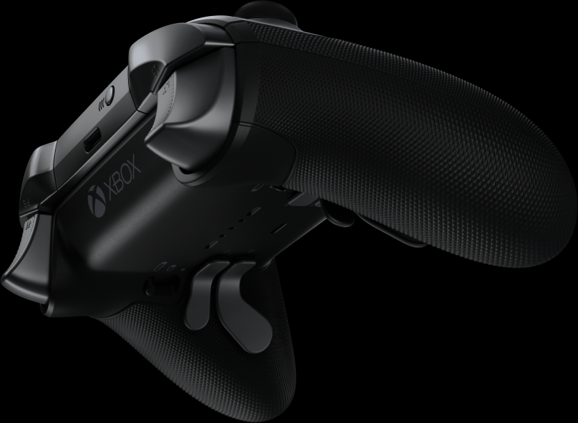 Un controller Xbox nero, inclinato, con il logo Xbox visibile. Pulsanti e impugnature strutturate.