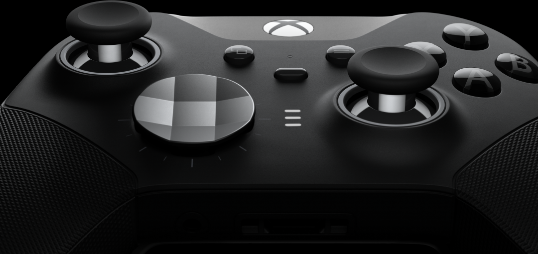 Primo piano di un controller Xbox Elite Series 2 nero su sfondo nero.