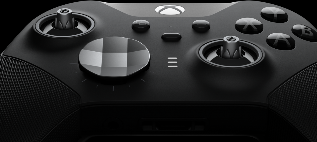 Controller Xbox Elite nero con pad direzionale e pulsanti argentati.