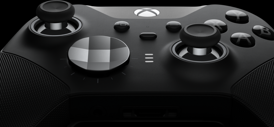 Primo piano di un controller Xbox nero. Caratteristiche: levette, pulsanti e un quadrante centrale. Sfondo nero.