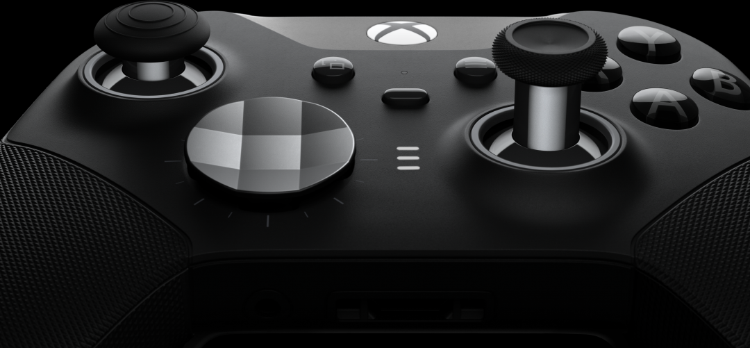 Primo piano di un controller Xbox Elite Series 2. Controller nero con più pulsanti e manopole.