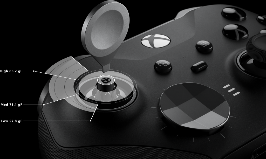 Primo piano di un controller Xbox nero con tensione del joystick regolabile.