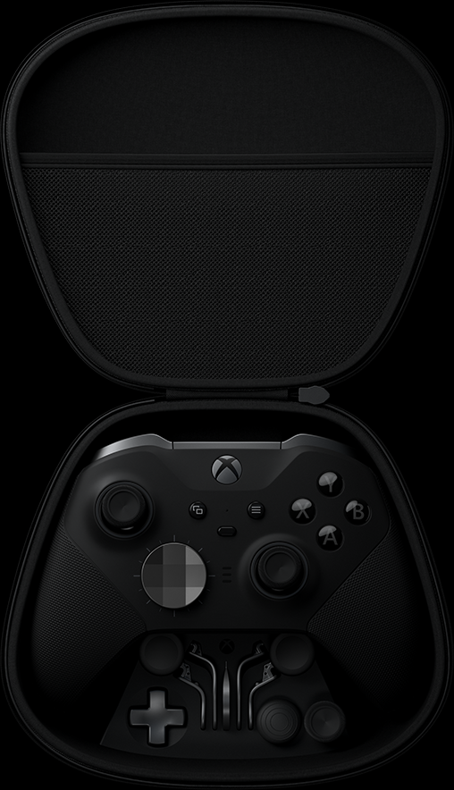Controller Xbox nero in una custodia nera, aperto, vista dall'alto.
